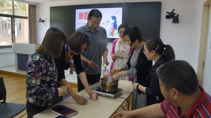 会员们制作唇膏的热情高涨 会员们制作唇膏的热情高涨