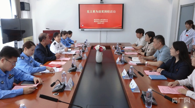 九旬老人突然摔倒 ，南体学子迅速出手相救！