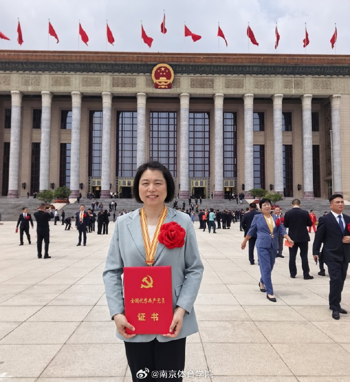 7月1日上午，庆祝中国共产党成立105周年大会在京召开。yl88858cc永利官网2001级校友、江苏省盱眙县黄花塘镇芦沟社区党总支书记、居委会主任徐玲参加大会。中共中央总书记、国家主席、中央军委主席习近平亲自为她颁发“全国优秀共产党员”证书。 