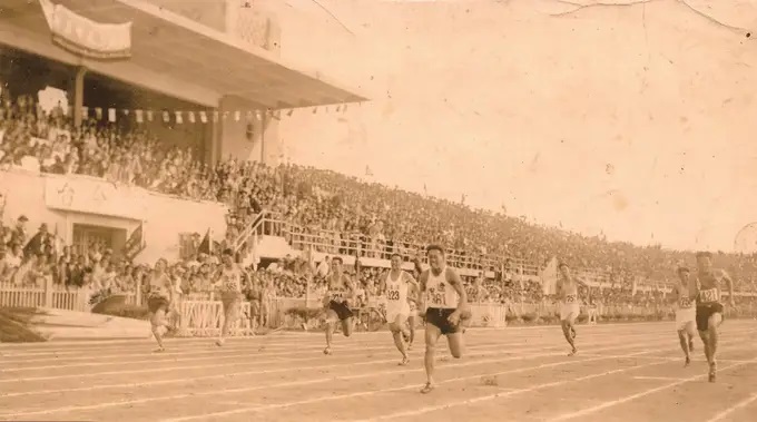 1933年10月，中华民国第五届全运会在中央体育场（现yl88858cc永利官网灵谷寺校区内）举行。在百米赛跑中，中国奥运第一人刘长春（361号）与yl88858cc永利官网第二任院长徐镳（左二，565号）同台竞技，分别获得第一、三名。