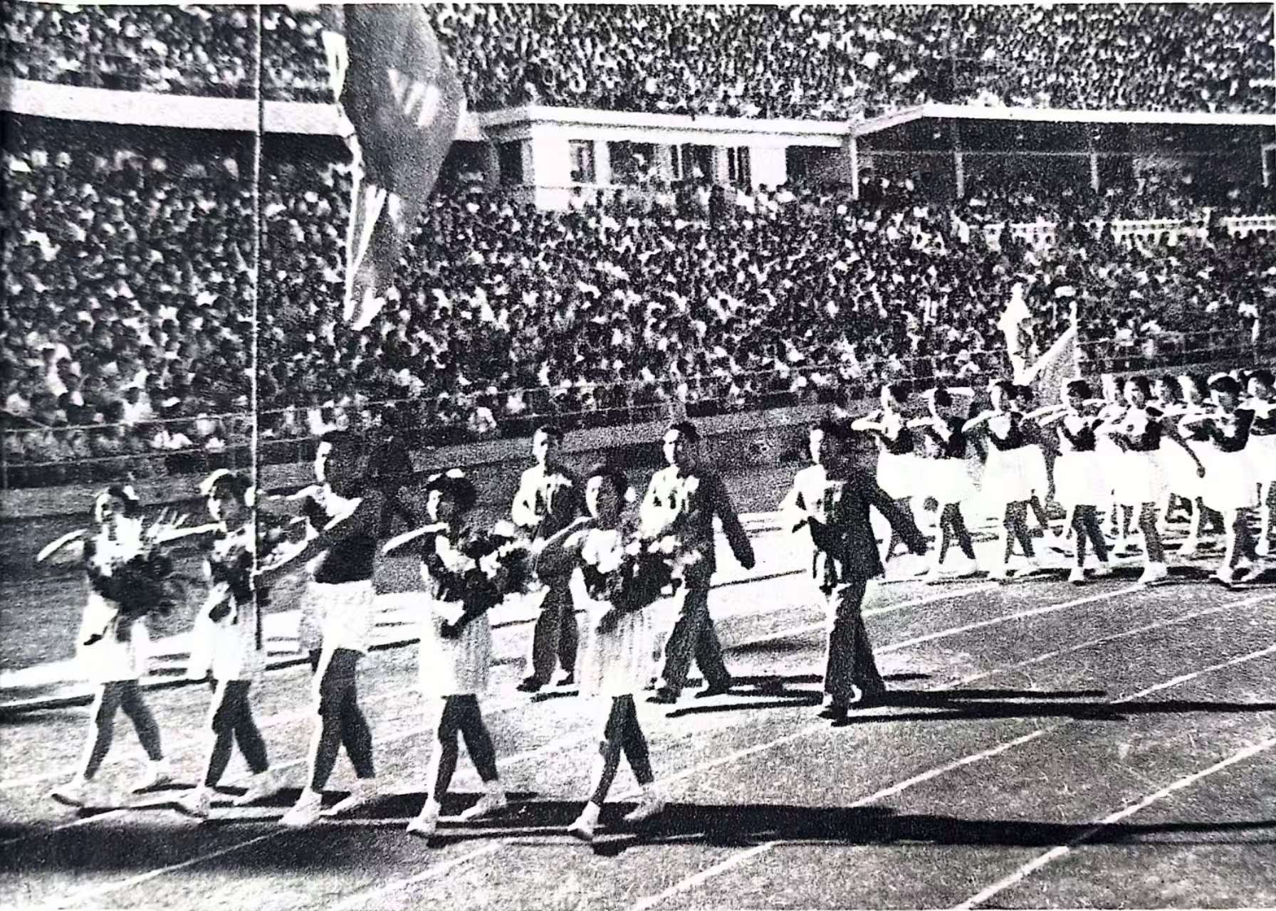 1959年9月13日，第一届全国运动会北京工人体育场隆重开幕。由学校优秀运动队与集训运动员组成的江苏体育代表团在这届全运会上获得金牌5枚、银牌13枚、铜牌16枚。图为江苏体育代表团在大会开幕式上入场。